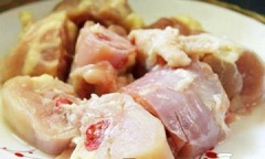 Gà rửa sạch, chặt miếng vừa ăn. Bông cải xanh rửa sạch, cắt miếng vừa ăn, luộc sơ.