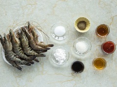 Tôm cắt bỏ râu và chân, rửa sạch với nước muối sau đó thấm khô tôm bằng khăn giấy. Rạch 1 đường dọc theo lưng tôm. Ướp tôm với 5g muối, 5g tiêu, 15ml nước tương.