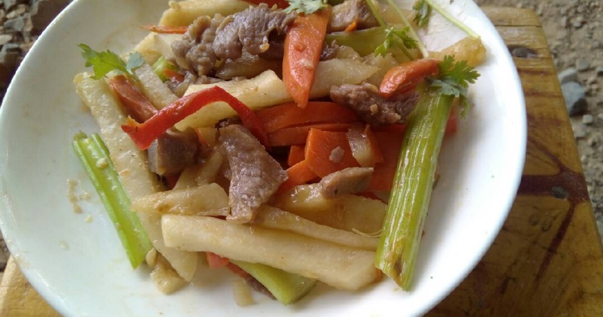 Củ sắn xào thịt dăm