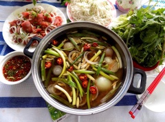 Nước me cho ra nồi giữ nóng. Bún 1 đĩa, rau 1 đĩa , bò cũng 1 đĩa, bánh tráng, nước mắm me dọn ra luôn. Khi ăn nhúng thịt vào nồi nước me đang sôi, cuốn thịt với bún, xà lách. Bò nhúng mắm me là món ăn ngon được rất nhiều người yêu thích nhất là vào mùa đông lạnh. Tưởng chừng phức tạp song cách làm bò nhúng mắm me lại vô cùng đơn giản.