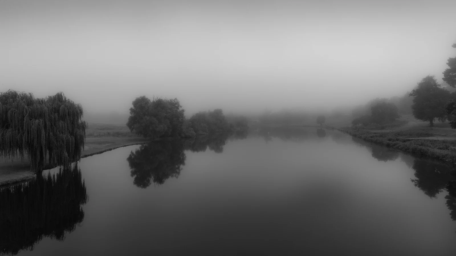 Moody River Landscape In Morning Fog - Monochrome Photography 4K Wallpaper (3840x2160)