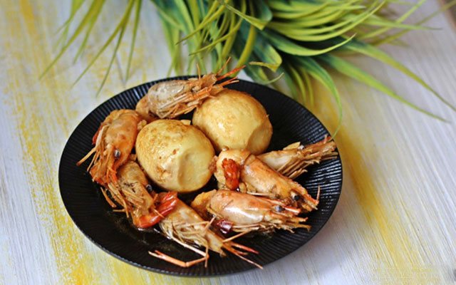 Tôm Và Trứng Kho Tàu