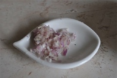 Hành bóc vỏ, băm nhuyễn. Nấm mèo rửa sơ qua nước, ngâm nở. Sau đó rửa sạch, băm nhỏ.