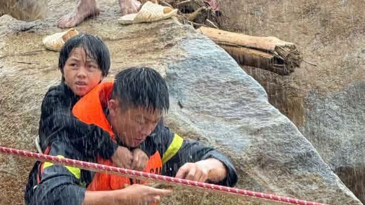 Công an Lai Châu đu dây giải cứu 10 người khỏi dòng lũ dữ - Chuyên trang Góc nhìn pháp lý - Tạp chí Người đưa tin