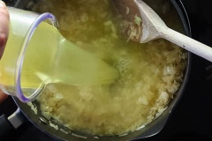 Hành tây lột vỏ, xắt hạt lựu. Đun nóng nồi, cho bơ cùng hành tây vào xào đến khi chín mềm khoảng 5 phút. Sau đó, cho tỏi băm cùng gạo vào đảo đều với bơ. Mở lửa cao, chế 500ml nước dùng gà vào.