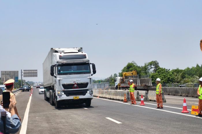 Chùm ảnh: Những phương tiện đầu tiên được đi vào cao tốc Quảng Ngãi - Hoài Nhơn - Báo Pháp Luật TP.HCM