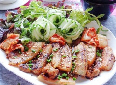 Bày trí thịt nướng ra đĩa, rắc lên ít mè rang, ăn kèm với rau xà lách và rau thơm, chấm với nước mắm chua ngọt rất ngon.
