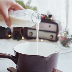Cho sữa vào nồi, thêm vào đó thanh quế, quả vani, quả bạch đậu khấu (cardamom seed), đinh hương, bột nhục đậu khấu (nutmeg), bột gừng, bột allspice và một chút đường nâu cho vừa khẩu vị. Dùng thìa hoặc cây khuấy, khuấy cho tan đường và các loại bột. Đun sữa trên lửa nhỏ khoảng 2-3 phút để sữa nóng lên và mùi hương của các loại thảo mộc hòa quyện vào sữa.