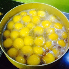 Thả lần lượt vào nồi nước lạc đang đun trên bếp cho đến khi bí đỏ nổi hết lên là được (khoảng 15 phút).