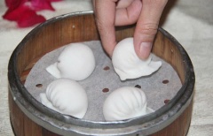 Xếp há cảo nhân tôm thịt lên xửng. Đun sôi, há cảo tôm thịt hấp khoảng 10 phút là chín.
