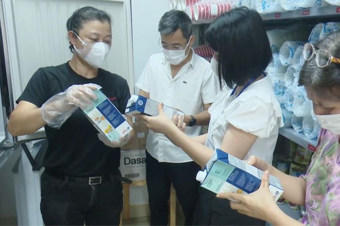 Hà Nội kiểm soát ATTP nước uống và đá viên - Đài Phát thanh và truyền hình Hà Nội