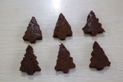 Bánh chín cho ra khỏi khuôn, đợi bánh nguội rồi dùng khuôn cắt bánh thành hình những cây thông noel nhé!