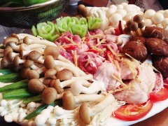 Gà làm sạch chặt miếng nhỏ vừa ăn. Phần đầu, cổ, chân và cánh cho vào nồi ninh lấy nước dùng, phần còn lại bày ra đĩa.