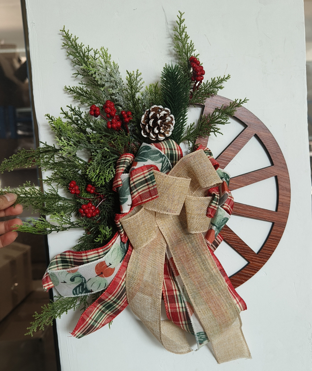 Rustikaler Holzkranz im Wagenrad-Design für die Weihnachtszeit