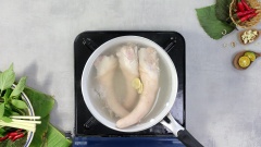 Đuôi heo chọn đuôi dài và có phần da nhiều. 300gr đuôi heo (3 cái) mua về rửa sạch, luộc 30 phút trên bếp với 5gr gừng để khử mùi tanh. Sau đó rửa sạch, thấm khô và phết nước tắc pha muối rồi phơi ngoài nắng khoảng 2-3 tiếng đến khi mặt da thật khô ráo.