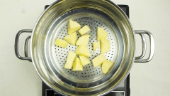 Cho khoai tây vào xửng hấp chín. Luộc chín trứng gà.