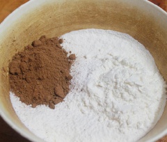 Trộn đều các loại bột khô gồm: 70g bột mì, 20g bột bắp, 15g bột cacao và 1 muỗng cà phê vani lại với nhau.