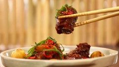 Trang trí thêm ớt thái lát và hành lá cho món ăn đẹp mắt hơn, ăn kèm với cơm nóng. Sườn non được ướp vừa ăn, kho với nước dừa tươi làm cho món ăn thêm thơm ngon và hấp dẫn hơn, trứng cút bùi bùi thấm đều gia vị càng làm cho hao cơm hơn.