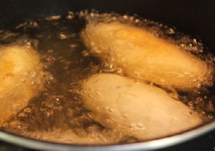 Cho bánh vào chảo chiên ngập dầu ăn. Dùng đũa trở đều liên tục để bánh chín, chuyển sang màu vàng. Vớt bánh ra, để ráo dầu.