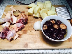 Cho 2 tô nước, hành tây, xương gà, chân gà, đầu và cổ gà đã được chặt nhỏ vào nồi, hầm lửa vừa trong 30 phút (nếu sử dụng bếp điện từ hoặc bếp tia hồng ngoại thì chỉnh nhiệt độ 800).