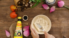 Làm riêu đậu: Bắc chảo nóng, cho 2 muỗng cnah dầu ăn và 2 muỗng canh dầu điều, phi thơm 10gr hành boa rô. Tiếp theo cho 250gr đậu hũ trắng đã nghiền nhuyễn vào chảo xào đều. Nêm riêu đậu với 2 muỗng canh Nước tương Maggi, xào đều và nấu trong 4 phút.