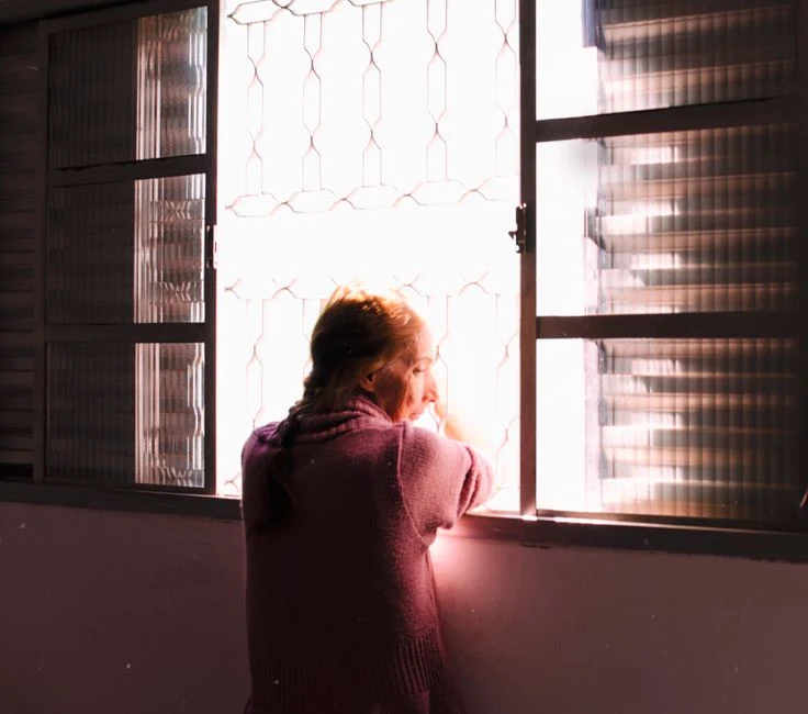 Descubra como a exposição à luz solar reduz o risco de demência ao regular os ritmos circadianos