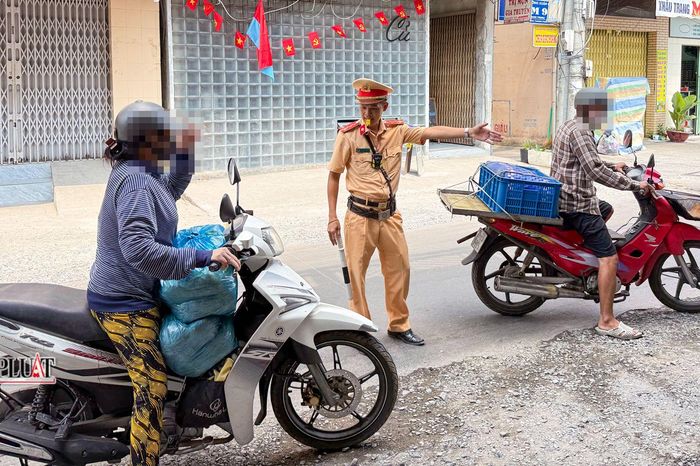 CSGT TP Cần Thơ lập chốt xử lý xe máy đi ngược chiều bất chấp biển cấm - Báo Pháp Luật TP.HCM