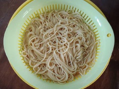 Đun sôi nước cùng ít muối cho mì vào nấu chín theo thời gian trên bao bì. Mì chín lấy muỗng múc ra 1/2 chén để dành nấu sốt, đổ mì ra rổ cho ráo nước. Không rửa qua nước lạnh nha.