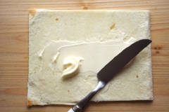 Cắt bỏ viền của bánh mì gối, sau đó trét mayonnaise lên.