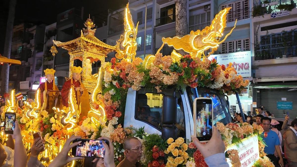 TP.HCM: Hàng ngàn phật tử trang nghiêm cung rước Phật ngọc bảo tướng sơ sanh - Tạp chí Du lịch TP.HCM