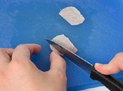 Dùng khuôn cắt, cắt thịt xông khói thành hình tròn. Dùng dao cắt vát hai bên hoặc các bạn cũng có thể tự cắt sao cho giống trong hình là được.