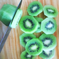 Kiwi gọt vỏ, cắt miếng tròn có độ dày 3mm. Sau đó, ngâm kiwi vào nước phèn chua trong thời gian 3 tiếng. Ngâm phèn xong, rửa lại thật sạch và rửa dưới vòi nước nhiều lần.
