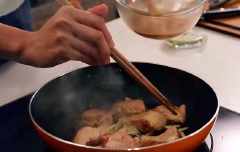 Làm nóng chảo với 1 muỗng canh dầu ăn, đảo qua gừng sau đó cho thịt gà đã ướp vào xào cho đến khi thịt săn lại, thêm đường, nước tương và nước vào khuấy đều. Đậy nắp, đun sôi rồi vặn nhỏ lửa nấu trong 20 phút. Thêm muối, tiêu vào cho vừa ăn rồi bỏ lê vào, đun to lửa cho đến khi nước cô sánh lại thì tắt bếp. Có thể ăn kèm với rau mùi.