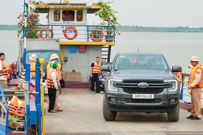 Hành khách không mặc áo phao sẽ không được xuất bến - Đài Phát thanh và truyền hình Hà Nội