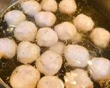 Cho cá vào tô lớn hoặc bao nylong,thêm đầu hành lá băm nhuyễn nêm 1 muỗng canh hạt nêm, tiêu, ít dầu ăn. Quết hoặc nhồi đều cá càng lâu càng dai, vo thành từng viên vừa ăn
