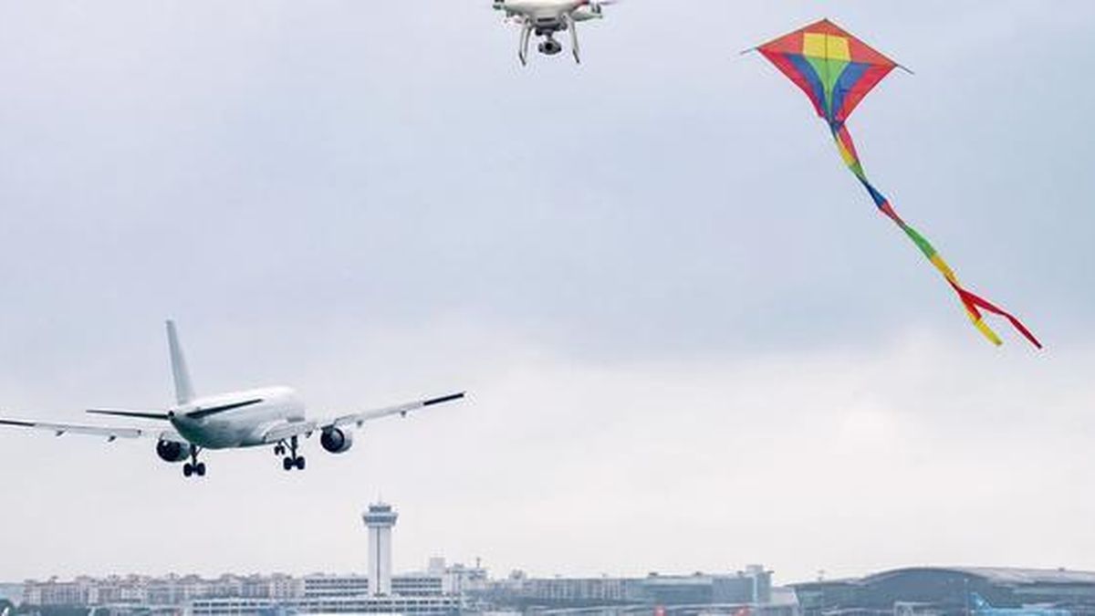 Drone, diều xuất hiện gần sân bay, hàng chục chuyến bay phải dừng chờ - Báo Sức Khỏe &amp; Đời Sống