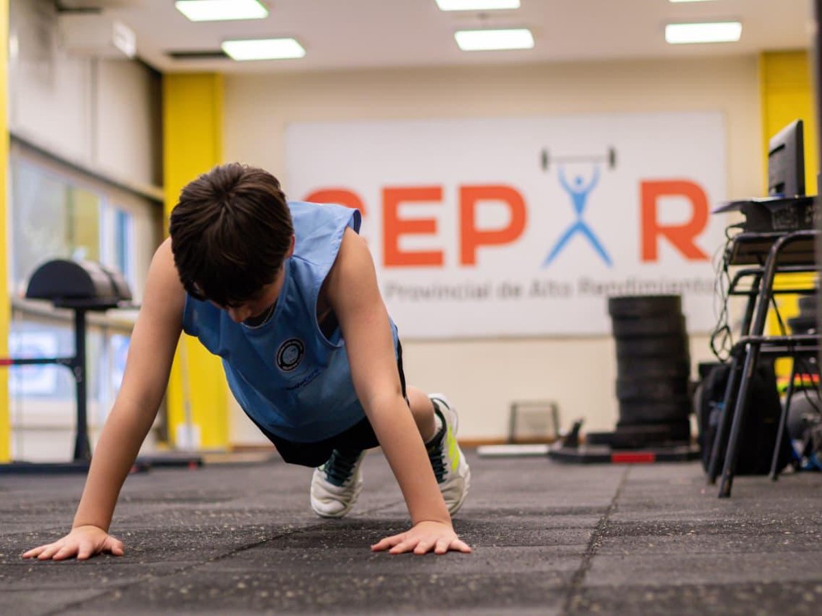 Gobierno invita a jóvenes a sumarse a las clases de acondicionamiento físico en la casa del deporte en río grande
