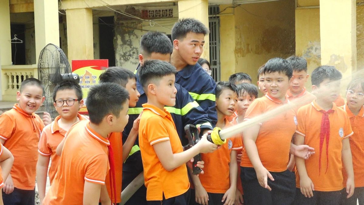 Xã Ô Diên tuyên truyền, trải nghiệm thực hành PCCC cho học sinh - Đài Phát thanh và truyền hình Hà Nội
