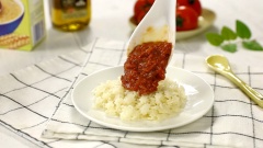Đổ sốt thịt bò bằm vào dĩa pasta, thêm 40ml sữa công thức HiPP đã pha. Dùng muỗng trộn đều pasta và sốt thịt bò bằm. Lượng sữa cho vào tùy vào độ tuổi của bé ăn loãng hay đặc.
