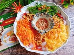 Sau khi chắc phần nước trộn nộm đầu tiên ra, ta bày trí lên dĩa, để từng phần riêng biệt nhé, rồi cho 1 m cà phê nước hỗn họp trộn gỏi lên trên từng phần rau, xếp đậu hủ , chút củ hành tím sắc mỏng, thêm tí hành phi, đậu phọng vào, khi ăn chúng ta sẽ trộn đều lên nhé. Phần nước trộn nộm chúng ta co thể bày trí ở giữa để có thể chấm thêm, dùng với bánh phòng tôm hay bánh tráng đều ngon. Rau thì vận giòn giòn, tàu hủ thì thấm đậm đà vì được ướp với knorr chay nấm hương, hành phi đậu phọng.... mọi thứ như được hòa quyện vào nhau 1 cách họp nhất... Ây za không diễn ta được nữa, nào ăn thôi.