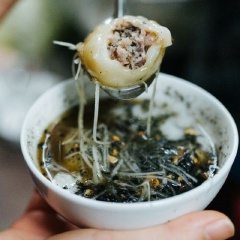Trong nồi nhỏ cho vào 1 lít nước, 300g đường thống nốt, bó lá dứa và gừng sợi, đun sôi với lửa nhỏ ít phút cho đường tan. Sau đó múc bánh trôi tàu ra chén, múc nước đường gừng cho vào, rắc thêm ít mè đen rang giác nhỏ, đậu phộng và dừa nạo trùy thích.