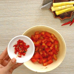 Đầu tiên, 300gr cà chua bỏ hạt, thái hạt lựu, sau đó cho thêm 5 trái ớt hiểm vào và xay nhuyễn hỗn hợp. Lưu ý: Bạn có thể gia giảm lượng ớt hiểm tùy khẩu vị.