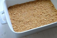 Chuẩn bị sẵn khay bánh, sau đó cho bánh quy vào rồi nén chặt xuống thành 1 lớp.
