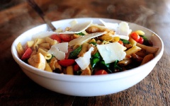 Rắc lên ít phô mai Parmesan và trộn đều. Cuối cùng chỉ việc cho nui xào gà ra đĩa và dùng nóng.