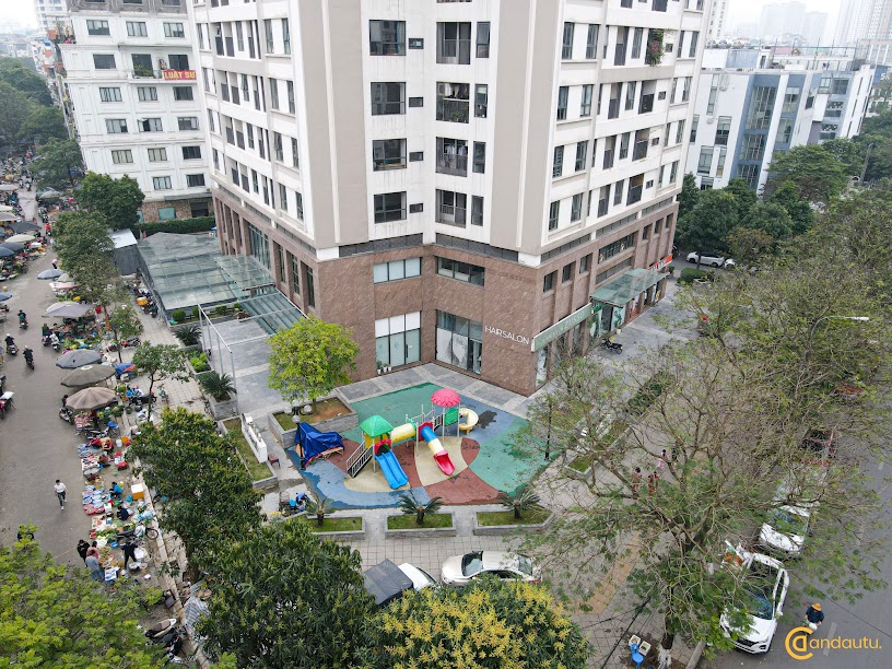 <p>Chung cư Hà Đô Parkside được thiết kế vuông vắn, tinh tế, diện tích sử dụng hợp lý. Tất cả các không gian trong căn hộ đều được chiếu sáng, tầm nhìn không giới hạn với hướng nhìn về phía công viên Cầu Giấy. Ánh nắng và gió tự nhiên ngập tràn khắp căn nhà đem lại cảm giác thoải mái và thư giãn cho gia chủ.</p>
<p>Đặc biệt, Hà Đô Parkside với góc mở hướng Đông Nam và góc đóng hướng Tây Bắc giúp chung cư Hà Đô Parkside nhận được luồng gió mát vào mùa hè, giảm thiểu tối đa gió lạnh vào mùa đông.</p>
<p>Nội thất cũng được chủ đầu tư chú trọng khi sử dụng các sản phẩm và thiết bị cao cấp từ các nhãn hàng nổi tiếng trong và ngoài nước như: sàn gỗ, điều hòa, tủ bếp, thiết bị vệ sinh… đem đến cuộc sống hiện đại và đầy đủ tiện nghi cho chủ nhân căn hộ.</p>