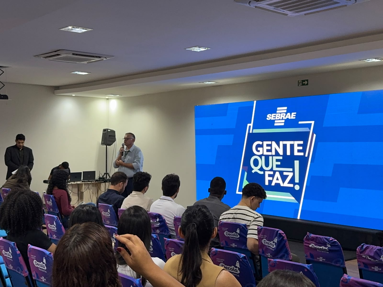 Público acompanha painel sobre aplicações práticas de Inteligência Artificial nos negócios no Edifício Airton Dias