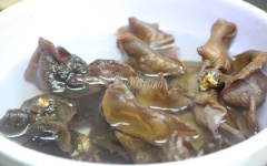 Ngâm nấm mèo khô vào nước nóng cho nở ra rồi cắt nhỏ. Cho thịt heo bằm vào tô, thêm nấm mèo và nêm vào 1 muỗng cà phê hạt nêm, 1/2 muỗng cà phê tiêu, 1 muỗng cà phê bột ngọt, 1 muỗng canh nước mắm. Trộn đều.