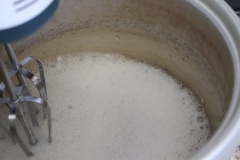 Lòng trắng trứng đánh bông cùng đường bột cho đến khi tạo được bông cứng. Sau đó trộn nhẹ nhàng hỗn hợp lòng đỏ cùng lòng trắng trứng đã được đánh bông để có hỗn hợp cốt bánh.