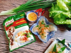 Bánh đã chín rồi, bày trí ra cho ít mở hành và hành phi lên, này mình dùng chấm nước mấm chay chua chua, ngọt ngọt hoặc chấm tương ớt cũng ok nà. Bánh bóng trong suốt nhìn thấy phần nhân bên trong rất đẹp, ăn thì phần vỏ bánh day day thơm nước cốt dừa, nhân thì sừng sực của rau củ ( nấm kim châm củ sắn nè), béo béo của mở hành.... kèm nước chấm chua chua ngọt ngọt ta nói nó đã gì đâu. Nào vào bếp thôi!