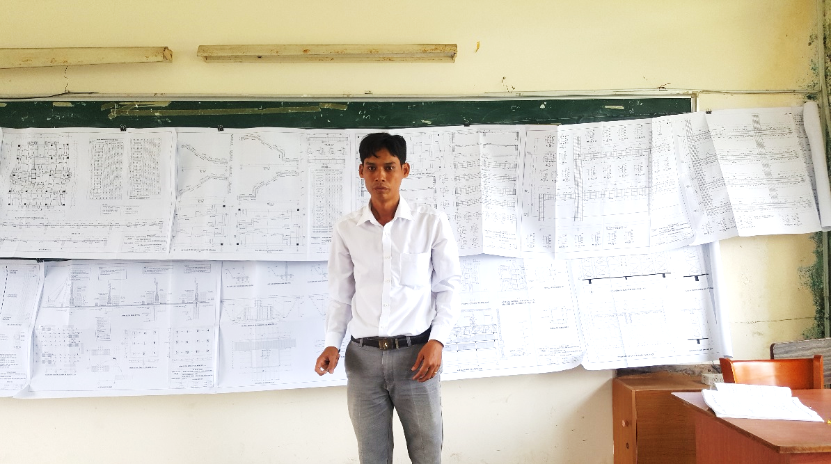 Sinh viên Nguyễn Văn Dương trình bày đồ án tại buổi bảo vệ